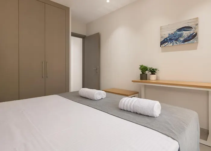 Stylish Rhodes Apartment With Prime Location - L & C City Escape