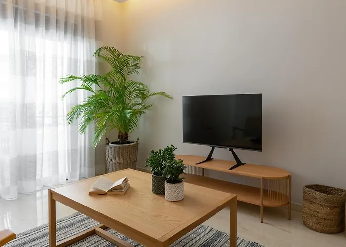 Stylish Rhodes Apartment With Prime Location - L & C City Escape