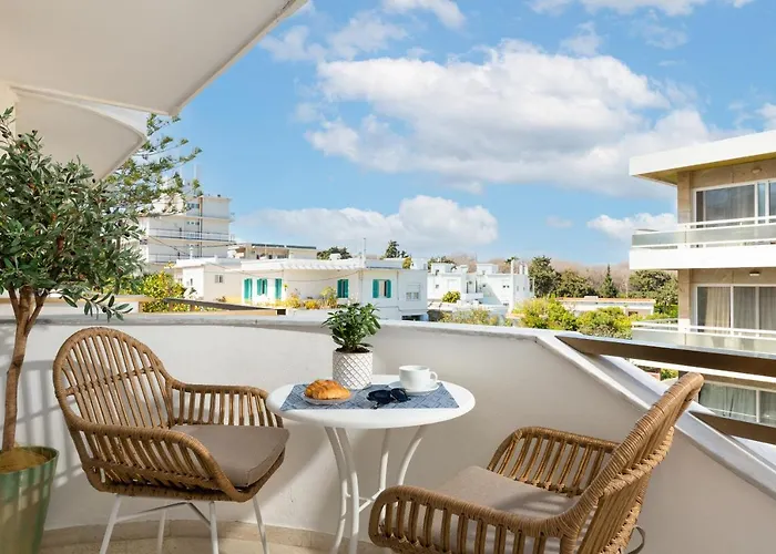 Stylish Rhodes Apartment With Prime Location - L & C City Escape